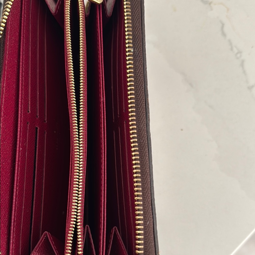 Louis Vuitton Brown Monogram Wallet  

The Zippy Wallet - Picture 6 of 11